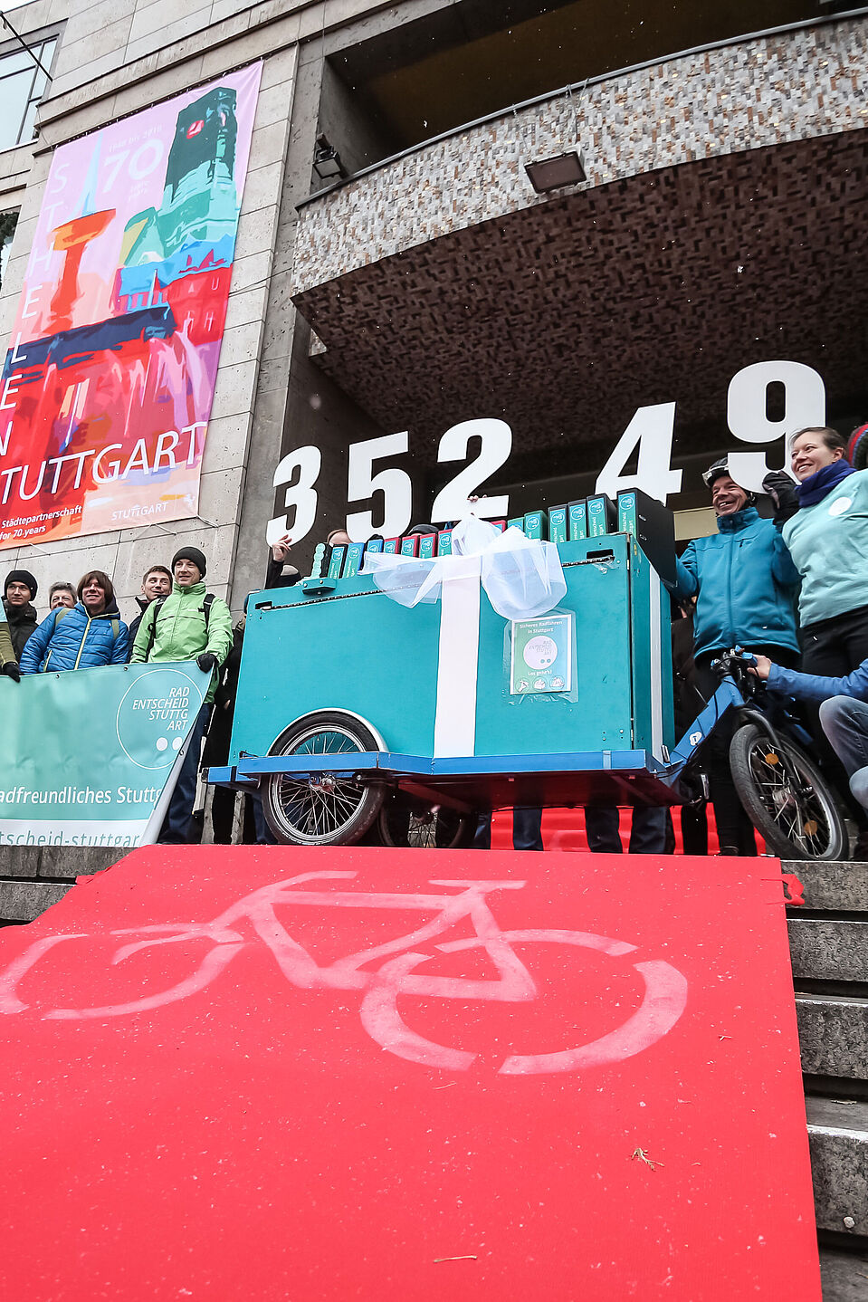 Der Radentscheid Stuttgart konnte 35.249 Unterschriften übergeben. Der Radentscheid Stuttgart konnte 35.249 Unterschriften übergeben.
