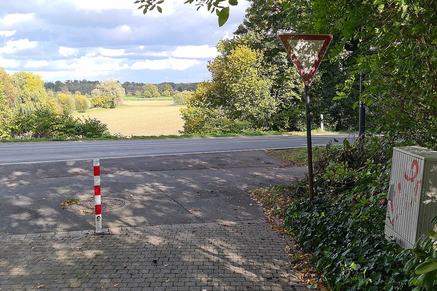 Einmündung Am Rosengarten zum Radweg B58