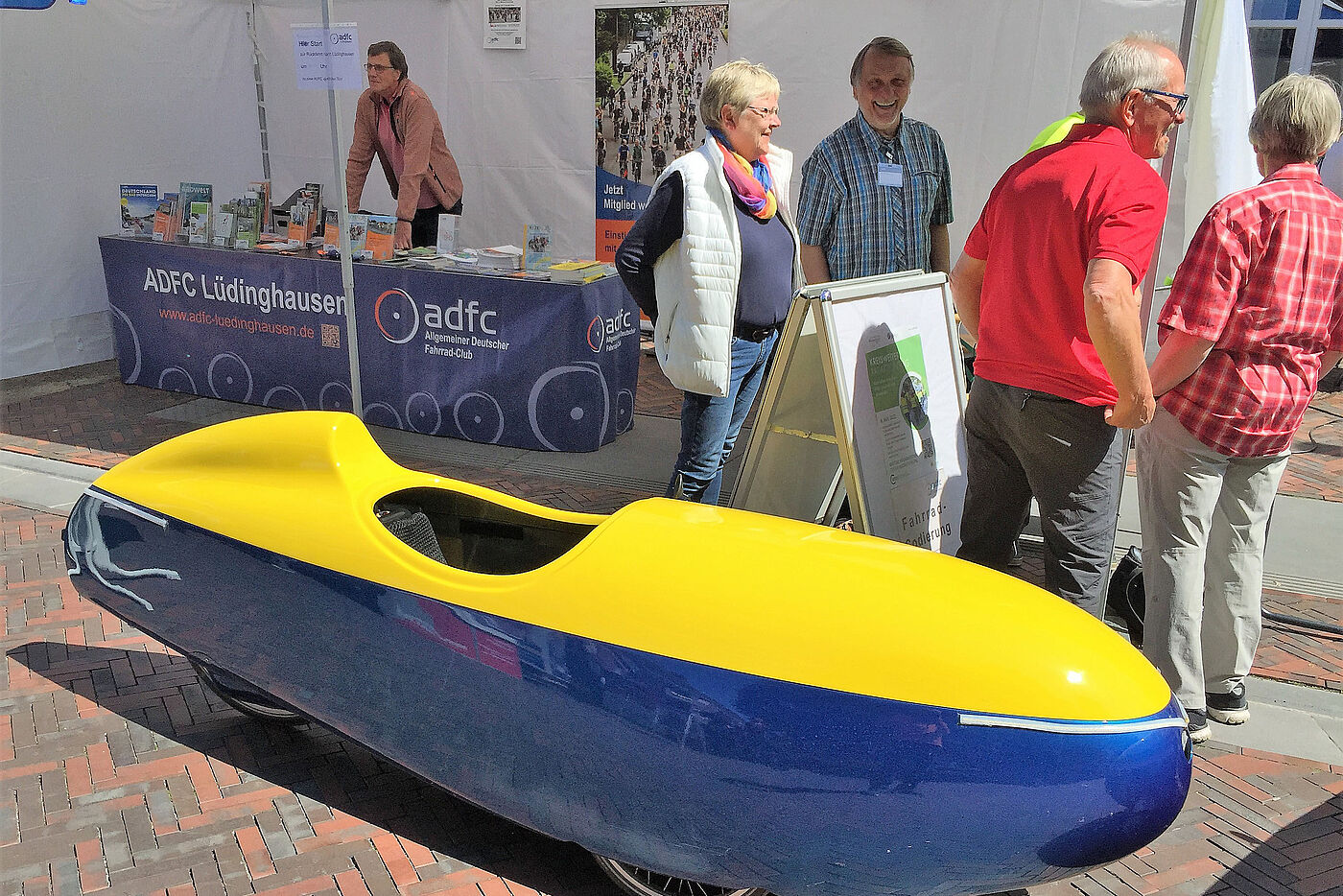 Ukraineflitzer vor dem Stand des ADFC