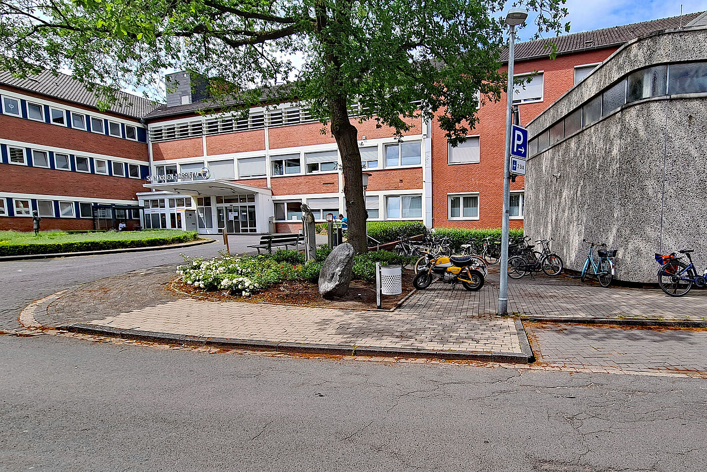Bordstein vor dem Fahrrad-Parkplatz Krankenhauseingang