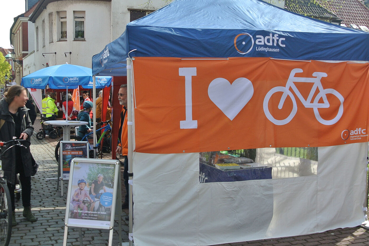 Gespräch_am_ADFC-Stand_H-Baur