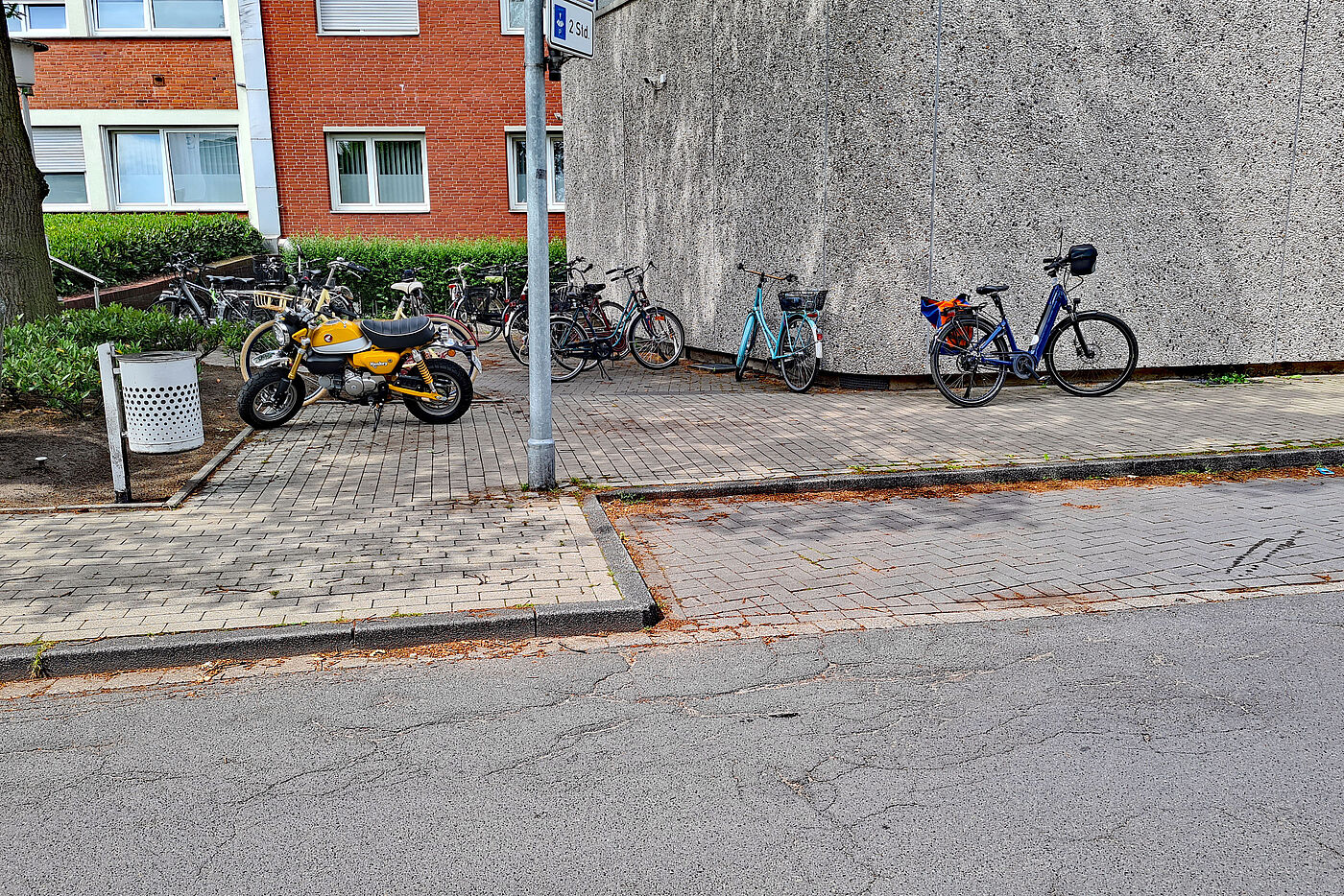 Bordstein vor dem Fahrradparkplatz Krankenhauseingang