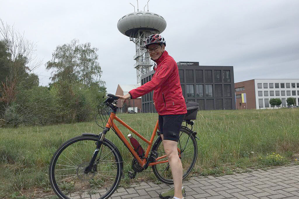 Das Colani-Ei oberhalb des Fahrradhelm