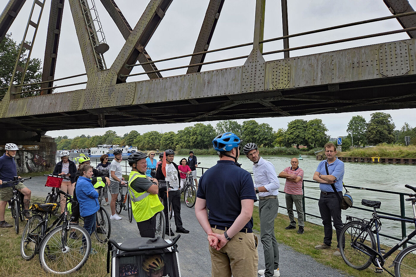 Pause an der Eisenbahnbrücke
