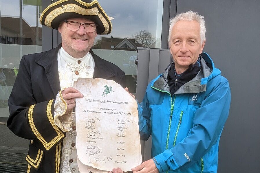 Bürgermeister Karl Piochowiak übernimmt von Bürgermeister Wolfgang Piper in Ostbevern. Bild Peter Wolter