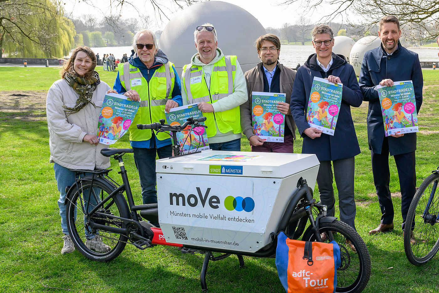 ADFC- und Stadtvertreter als Träger der Aktion Stadtradeln mit Oberbürgermeister Tilman Fuchs am Aasee