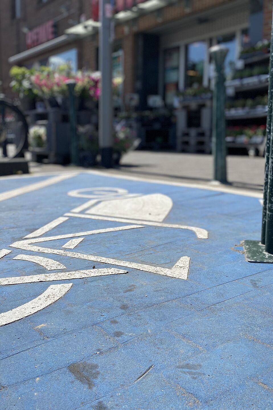 Lastenrad-Stellplätze vor Supermarkt Lastenrad-Stellplätze vor einem lokalen Supermarkt in Stommeln, NRW