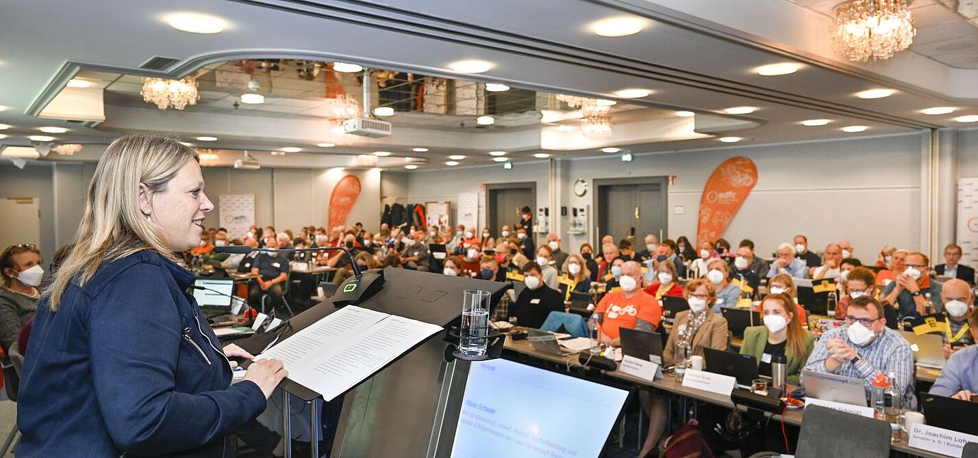 ADFC BHV 2022 Maike Schaefer Bremens Verkehrssenatorin Dr. Maike Schaefer auf dem Podium bei der ADFC-BHV 2022.