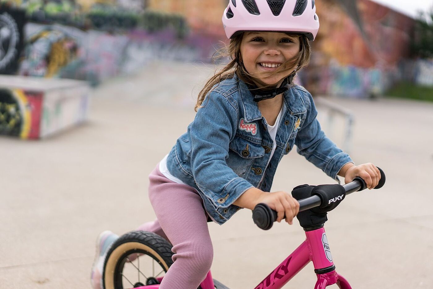 Mädchen mit Fahrrad und Helm