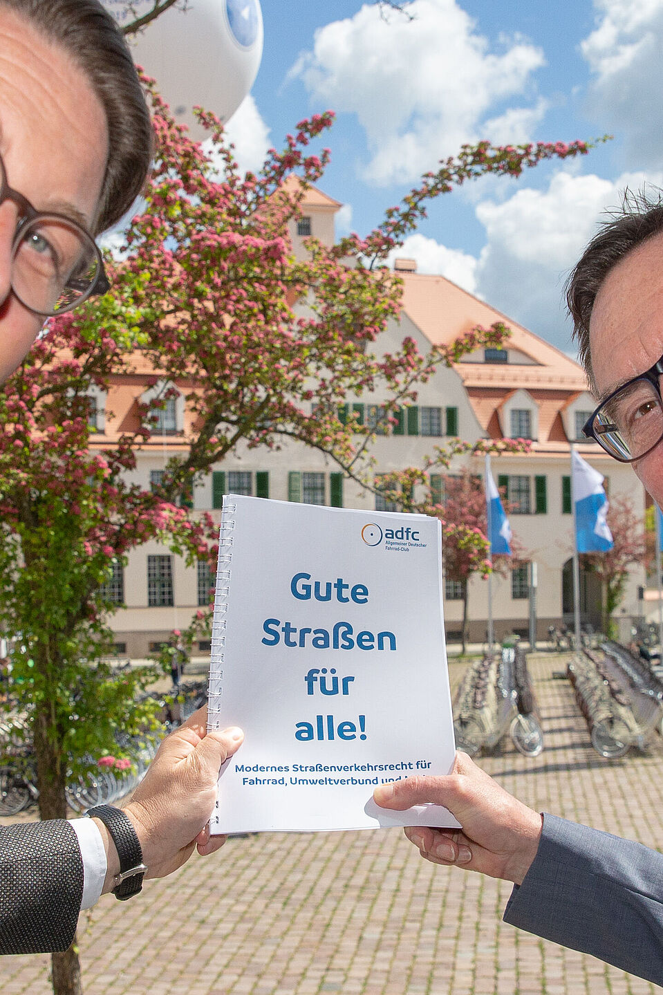 Am Rande des Nationalen Radverkehrskongresses 2019 übergibt Ulrich Syberg Bundesverkehrsminister Andreas Scheuer den ADFC-Gesetzentwurf Gute Straßen für alle. Am Rande des Nationalen Radverkehrskongresses 2019 übergibt Ulrich Syberg Bundesverkehrsminister Andreas Scheuer den ADFC-Gesetzentwurf Gute Straßen für alle.