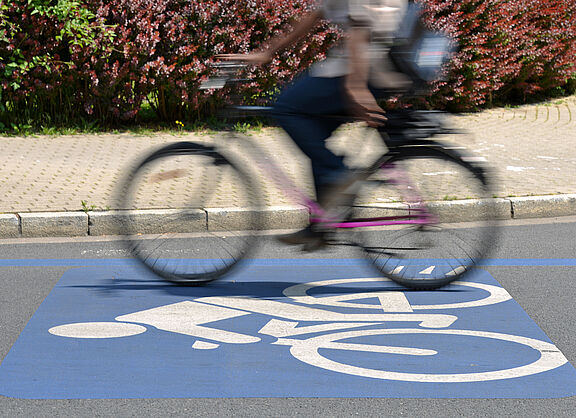 Radschnellwegzeichen auf Asphalt mit Fahrrad