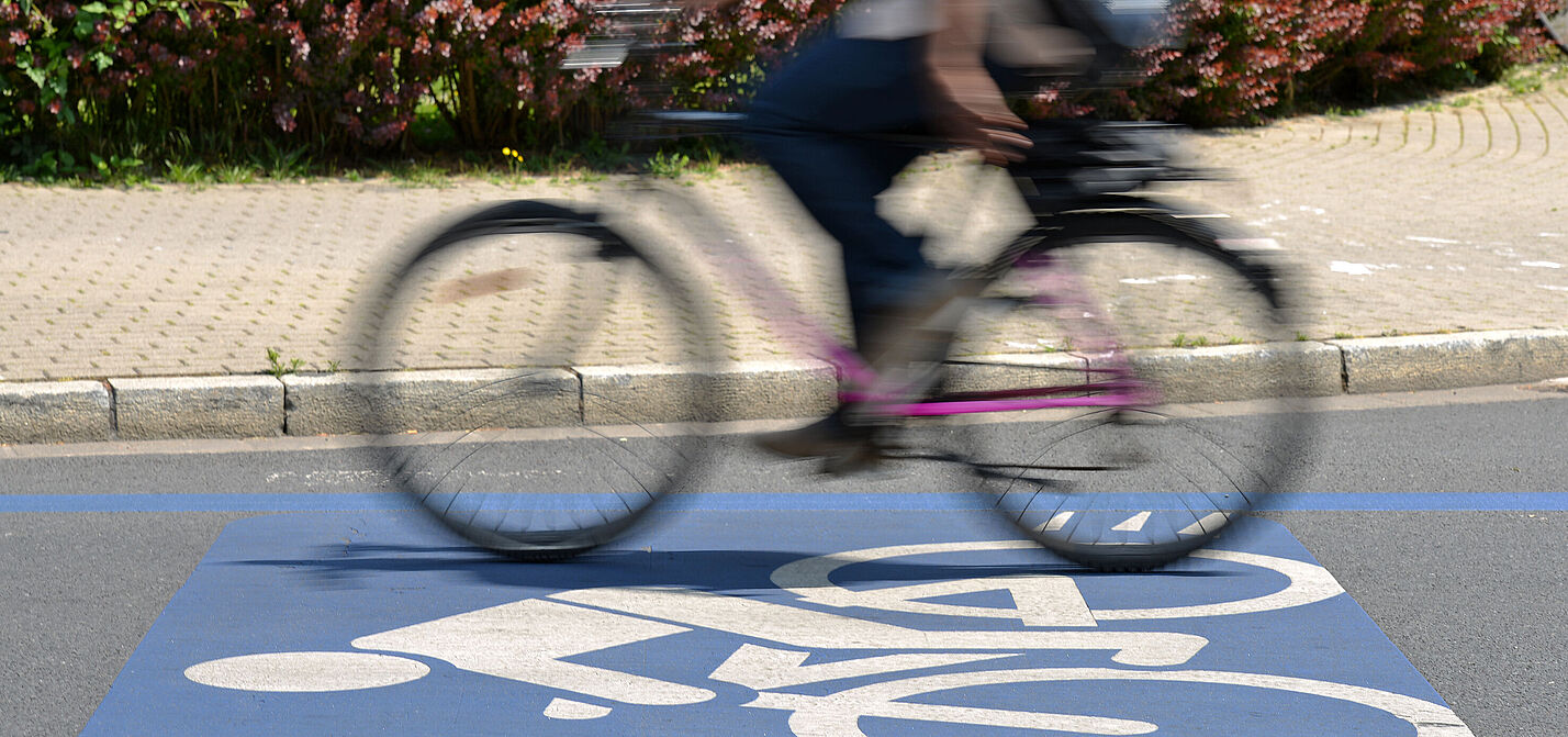 Radschnellwegzeichen auf Asphalt mit Fahrrad