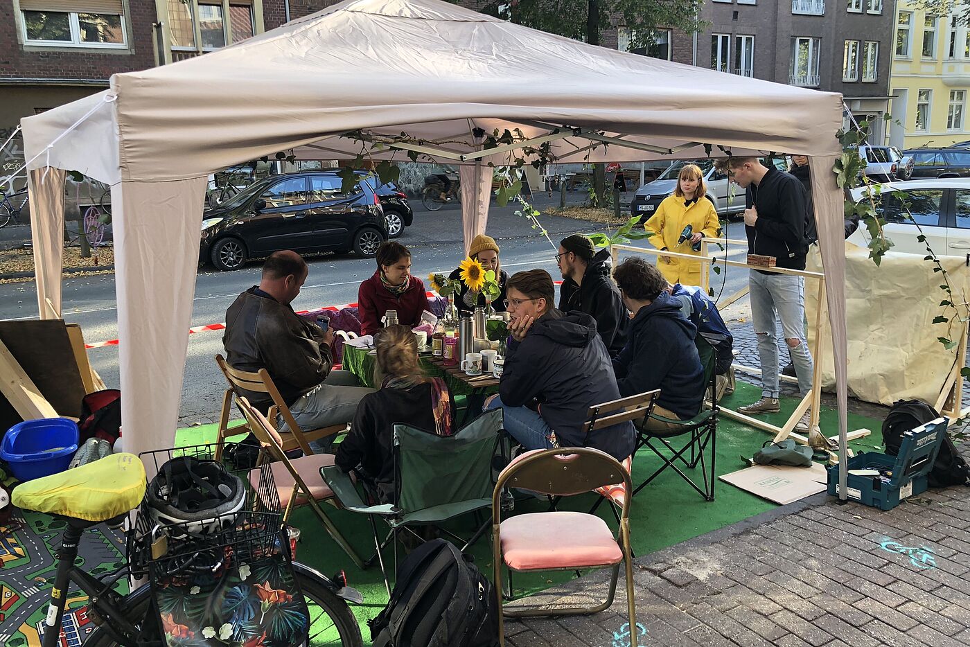 Der ADFC Münster nutzte den Park(ing) Day für ein kleines Straßencafé.