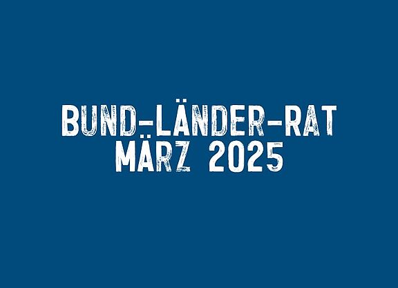 Weiße Schrift auf blaumen Untergrund