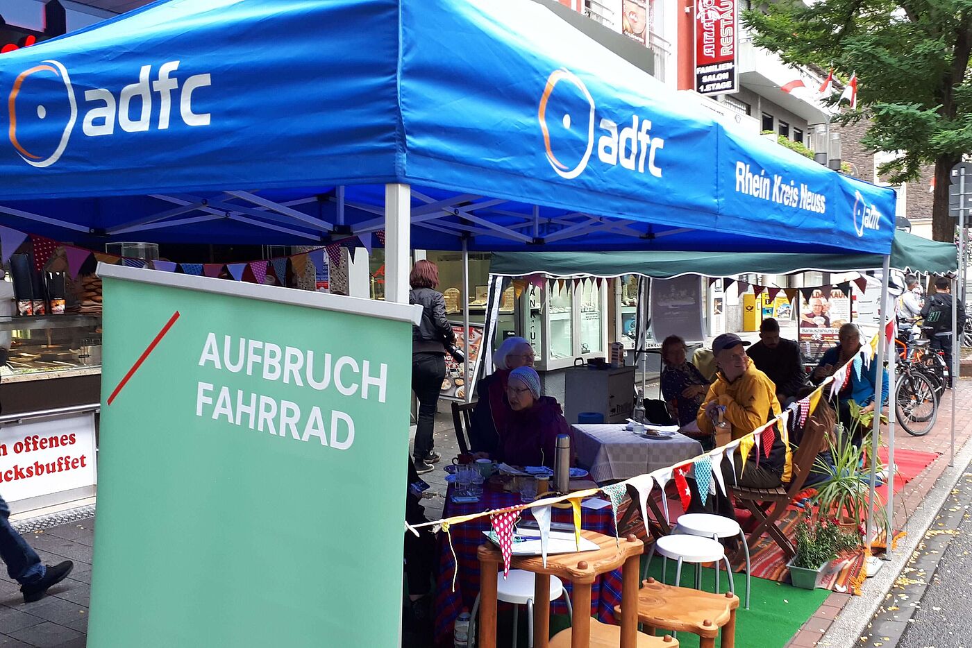 Der Stand des ADFC Neuss zum Park(ing) Day 2018.