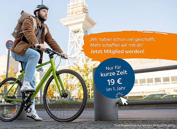 Mann auf Fahrrad mit Werbetext für ADFC Einstiegsmitgliedschaft