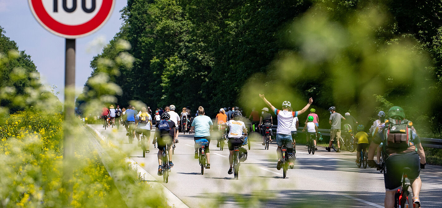 Sternfahrt Berlin Radfahrer bei Sternfahrt neben Schild zu Geschwindigkeitsbegrenzung 100h/km