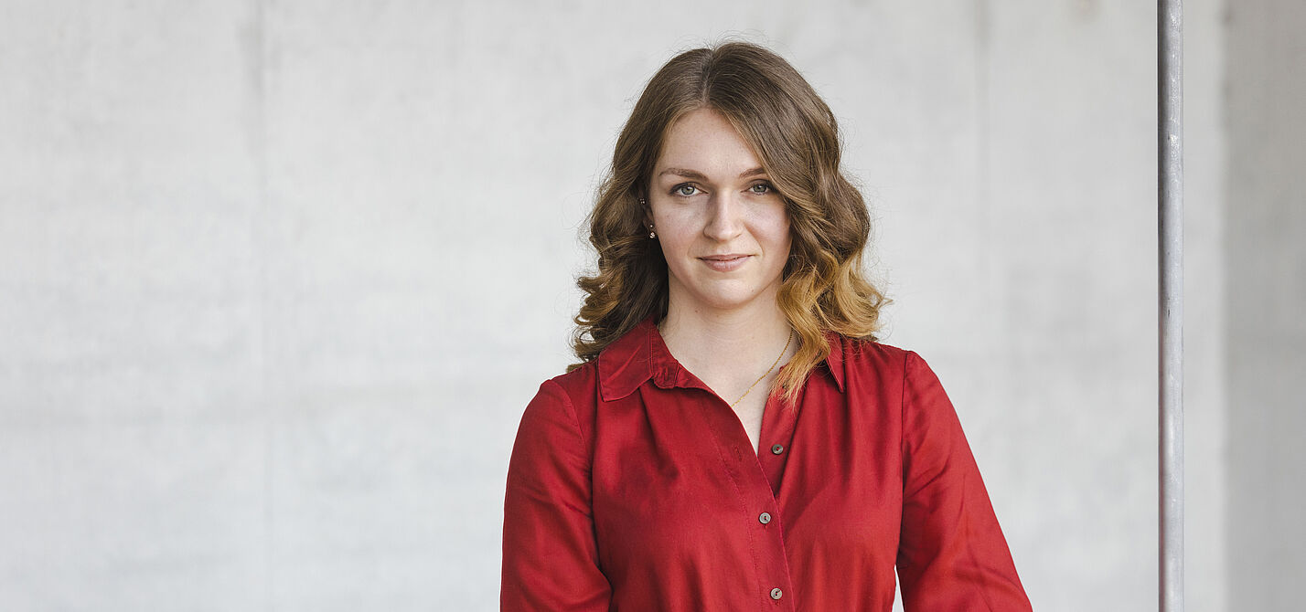 Portrait von der ADFC-Bundesvorsitzenden Rebecca Peters vor grauem Hintergrund.