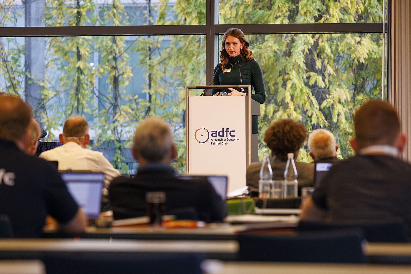 Einen Tag vor der Bundesvorstandswahl stellte Rebecca Peters als stellvertretende Bundesvorsitzende den Delegierten den politischen Leitantrag vor, der einstimmig beschlossen wurde.